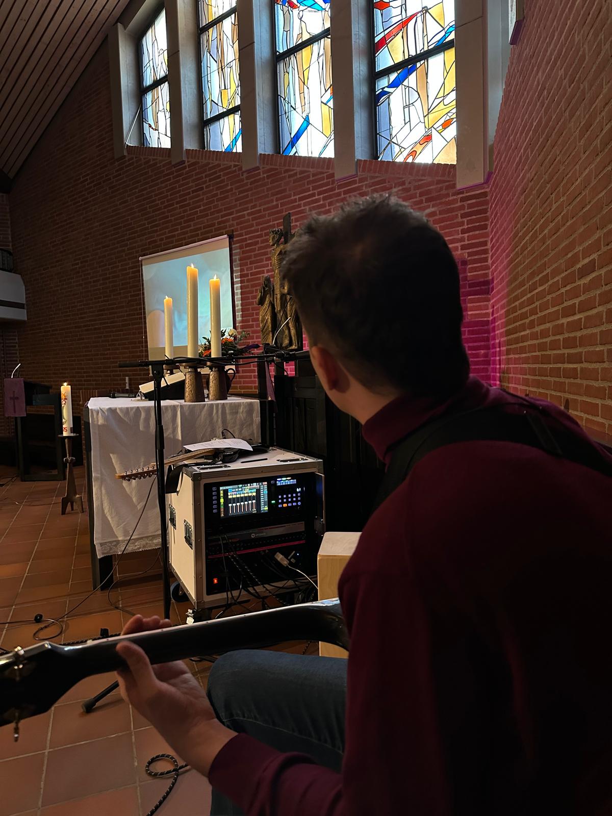 Musiker mit Up2Date-System in der Kirche
